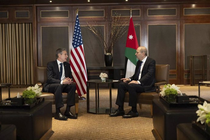 Archivo - Imagen de archivo del secretario de Estado de EEUU, Antony Blinken (izquierda), y el ministro de Exteriores jordano, Ayman Safadi (derecha)