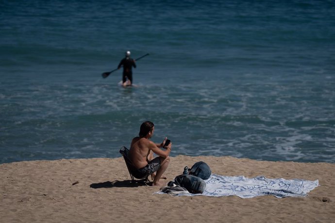 Un hombre en la playa del Bogatell, a 15 de abril de 2024, en Barcelona, Catalunya (España).  