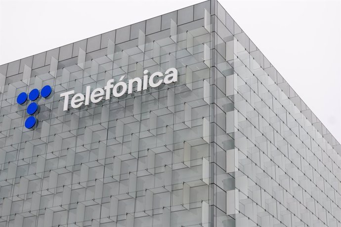 Archivo - Vista de la sede de Telefónica, a 28 de noviembre de 2023, en Madrid (España). Telefónica ha trasladado a los sindicatos mayoritarios (UGT, CCOO y Sumados-Fetico) la propuesta de aplicar un Expediente de Regulación de Empleo (ERE) para reducir s