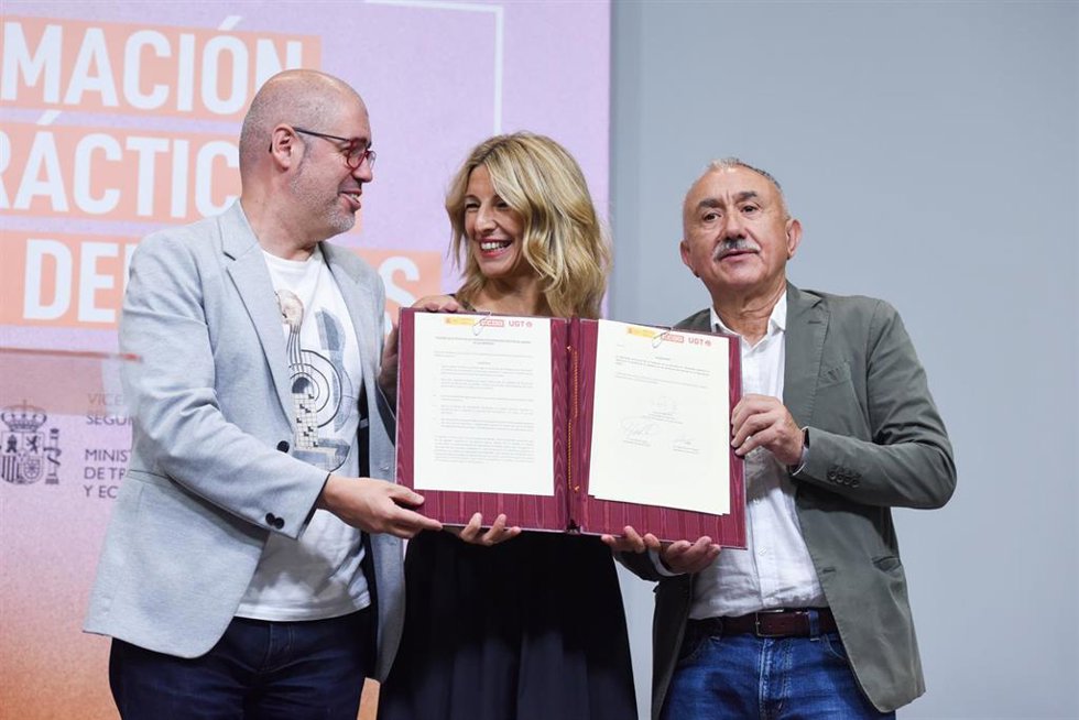 Archivo - La vicepresidenta segunda y ministra de Trabajo y Economía Social, Yolanda Díaz (c), con los secretarios generales de CCOO, Unai Sordo (i) y de UGT, Pepe Álvarez (d), en una imagen de archivo