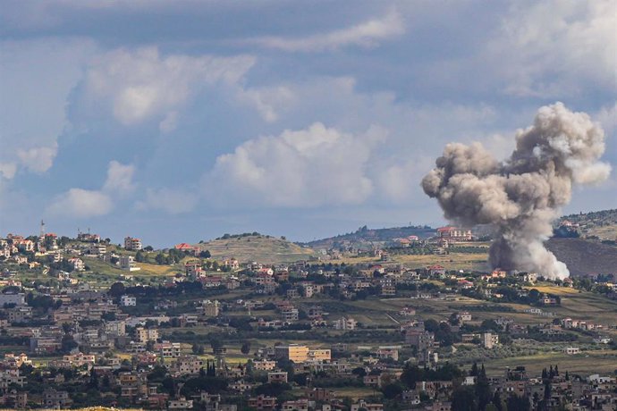 Columna de humo en la localidad de Mais al Yabal, en el sur de Líbano, tras un bombardeo ejecutado por el Ejército de Israel (archivo)