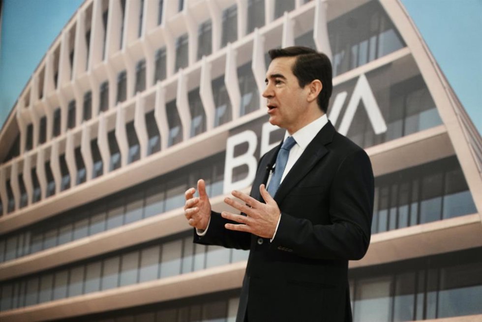 Archivo - El presidente de BBVA, Carlos Torres Vila, ofrece declaraciones a los medios de comunicación antes de una Junta General de Accionistas del BBVA, en el Palacio de Euskalduna de Bilbao, a 15 de marzo de 2024, en Bilbao, Vizcaya, País Vasco (Espa