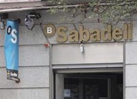 Banco Sabadell cae un 3% tras publicar la carta que recibió del presidente de BBVA, que sube un 2%