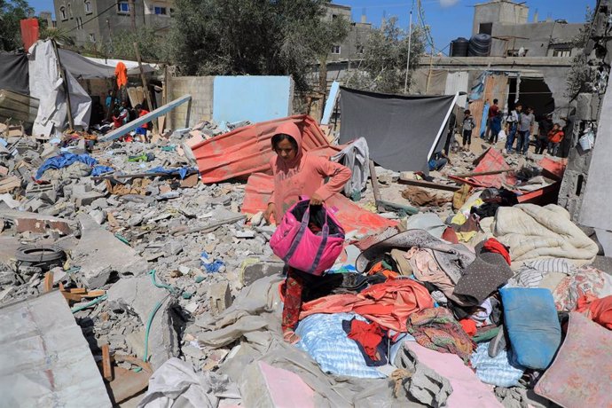 Una niña palestina intenta recuperar sus pertenencias en su casa en la ciudad de Rafá, en el sur de la Franja de Gaza, tras un bombardeo por parte del Ejército de Israel (archivo)