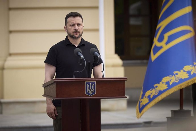 El presidente de Ucrania, Volodimir Zelenski, durante un minuto de silencio en las celebraciones el 6 de mayo de 2024 del Día de la Infantería en la capital, Kiev (archivo)