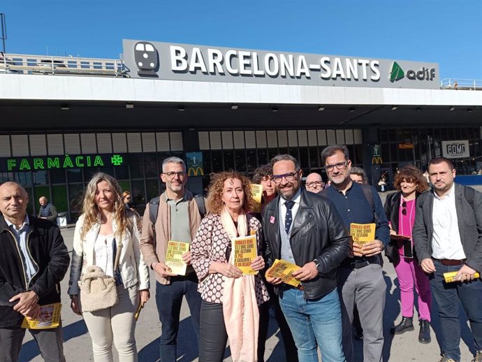Capella y Fernández junto a diputados republicanos al Parlament y militantes que han participado en la iniciativa del partido este miércoles por la mañana en la estación de Sants de Barcelona