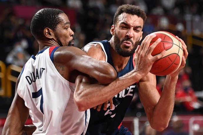 Archivo - 07 August 2021, Japan, Saitama: USA's Kevin Durant (L) in action against France's Rudy Gobert during the men's final basketball match between France and USA at the Saitama Super Arena, as part of the Tokyo 2020 Olympic Games. Photo: Swen Pförtne