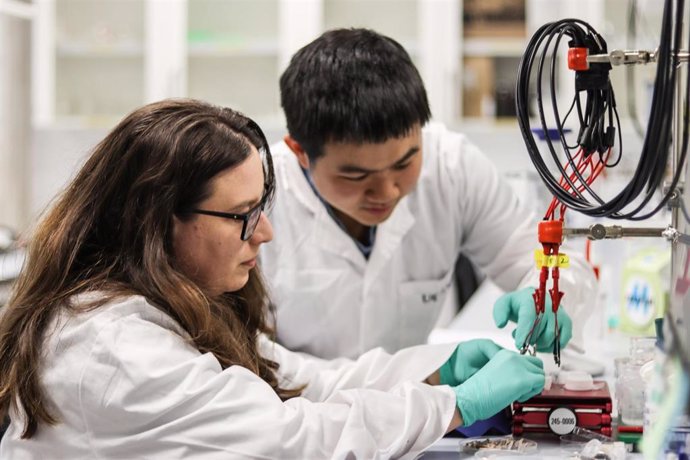 Águeda Molinero y Qianyu Wang trabajando en el desarrollo del sensor en uno de los laboratorios de UCAM HiTech.