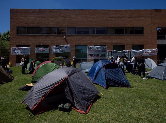 Varios estudiantes hacen una acampada para mostrar su apoyo al pueblo palestino y exigir el fin del conflicto en Gaza, en las inmediaciones de la Casa de Estudiantes de la Universidad Complutense 