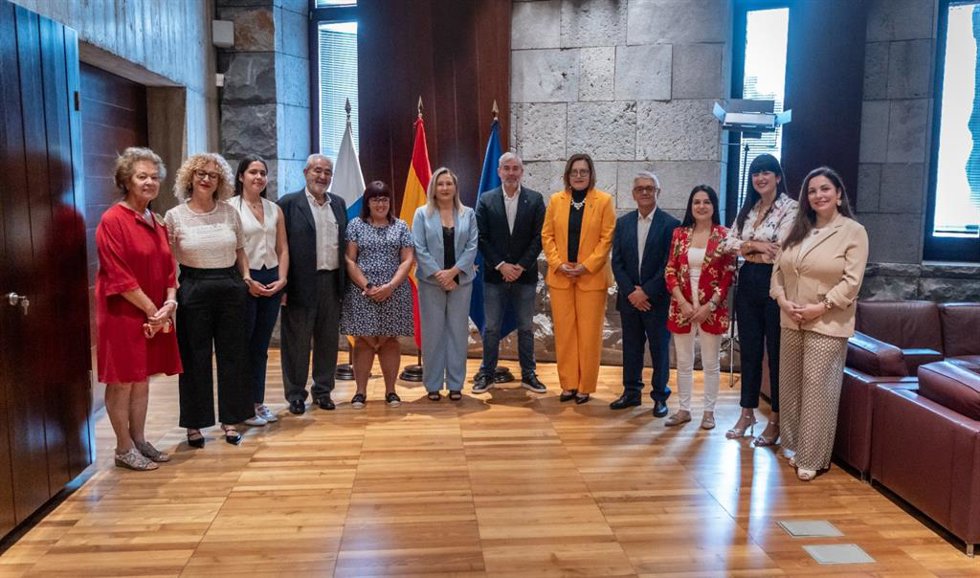 Foto de familia con movito de la celebración de las jornadas 'Buenos apoyos para la toma de decisiones. La realidad canaria en el apoyo al ejercicio de la capacidad jurídica'