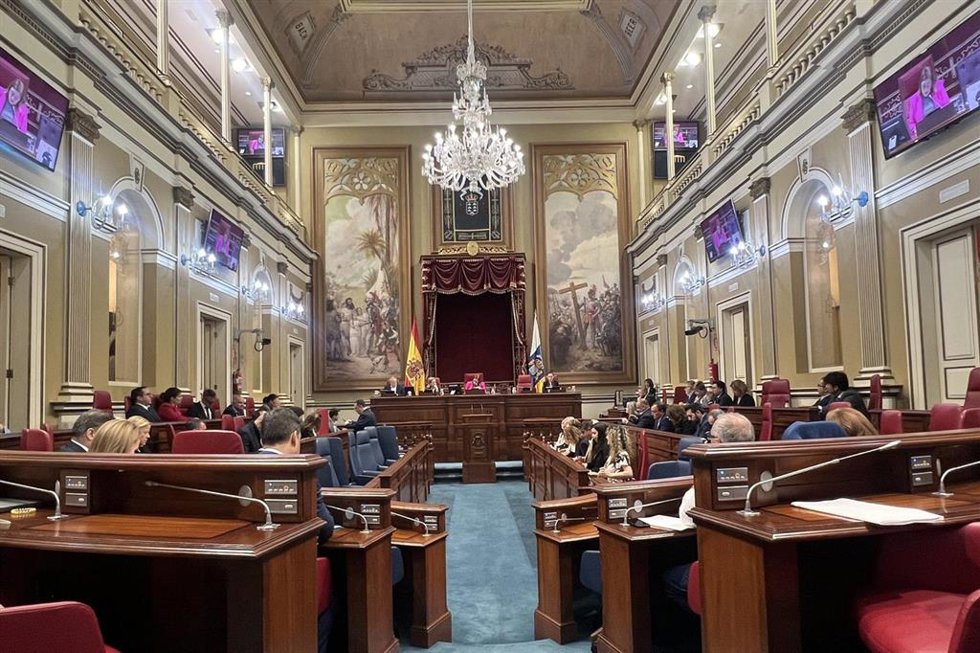 Archivo - Pleno del Parlamento de Canarias