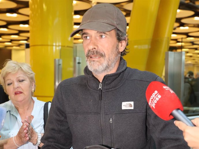 Rodolfo Sancho y su abogada Carmen Balfagón llegan al aeropuerto de Madrid tras asistir en Tailandia al juicio de Daniel Sancho