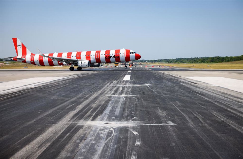 Archivo - A Condor Airlines aircraft lands at Hamburg Airport while the second runway is closed for renewal work. 