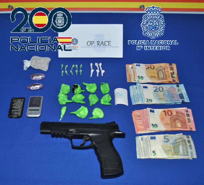 Dinero, drogas y armas incautadas al desmantelar dos puntos de venta de droga en Algeciras