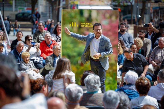 El presidente de la Generalitat y candidato de ERC a la reelección, Pere Aragonès, interviene durante un mitin de ERC, en la plaza Espanya, a 4 de mayo de 2024, en Pineda de Mar, Barcelona