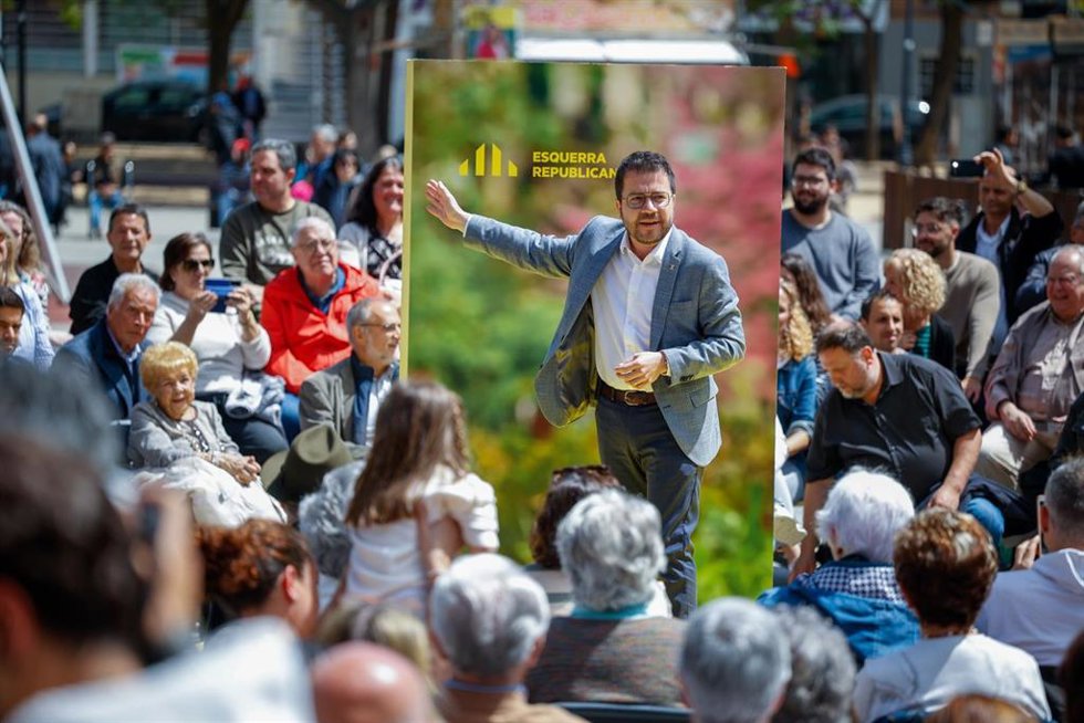 El presidente de la Generalitat y candidato de ERC a la reelección, Pere Aragons, interviene durante un mitin de ERC, en la plaza Espanya, a 4 de mayo de 2024, en Pineda de Mar, Barcelona