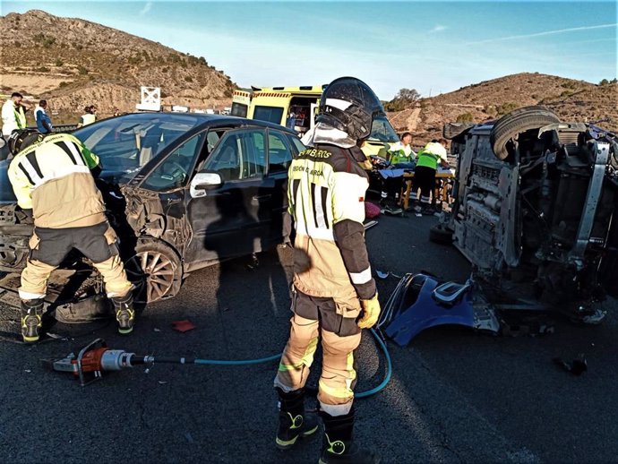 Efectivos del CEIS en un siniestro ocurrido en la autovía A-7 a su paso por Santomera (Murcia),  en el que se han visto implicados dos vehículos, y que ha dejado dos accidentados, un hombre y una mujer de 52 años y 59 años