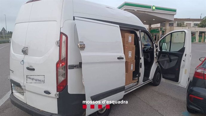 Detenido el conductor de una furgoneta robad, en la que transportaba 64 cajas de material deportivo que presuntamente había robado de un camión aparcado en La Jonquera (Girona).