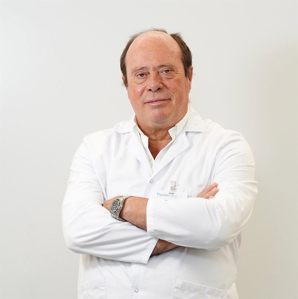 Archivo - El jefe de servicio de Obstetricia y Ginecología del Hospital Materno-Infantil Quirónsalud Sevilla, José Antonio Vargas.