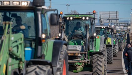 Uns 25 tractors tallen la Gran Via davant d'Acció Climàtica per reclamar més aigua