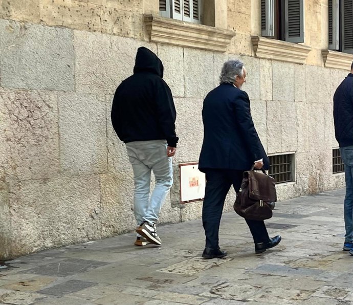 El entrenador de baloncesto acusado de abusos a menores en Mallorca, saliendo de la Audiencia Provincial junto a su abogado, Gaspar Oliver.