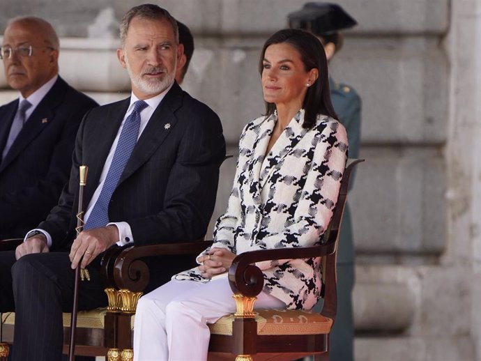 El rey Felipe VI y la reina Letizia presiden el acto por el Bicentenario de la Policía Nacional en el Patio de Armas del Palacio Real