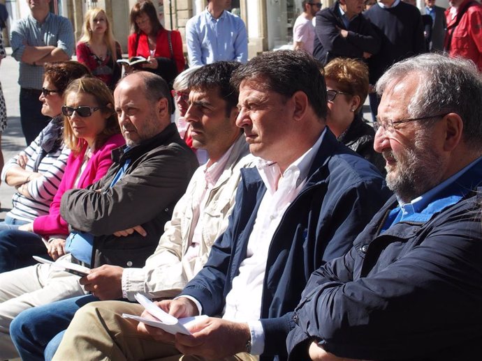 Archivo - Los socialistas José Ramón Gómez Besteiro, y Xosé López Orozco en una imagen de archvo de 2015