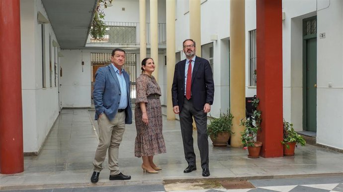 Molina (dcha.) y Granados (centro), durante la visita al inmueble de la Corredera donde se intervendrá.