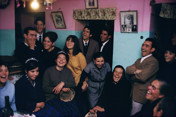 Una de las fotografías que Joel Meyerowitz realizó durante su estancia en Málaga en 1966, donde entabló amistad con los Escalona, una una de las familias flamencas tradicinales de la ciudad.