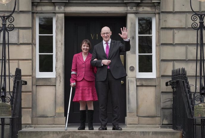 John Swinney, ministro principal de Escocia, junto a su mujer