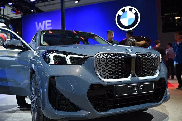 Un BMW iX1 en el 18º Salón Internacional del Automóvil de Pekín