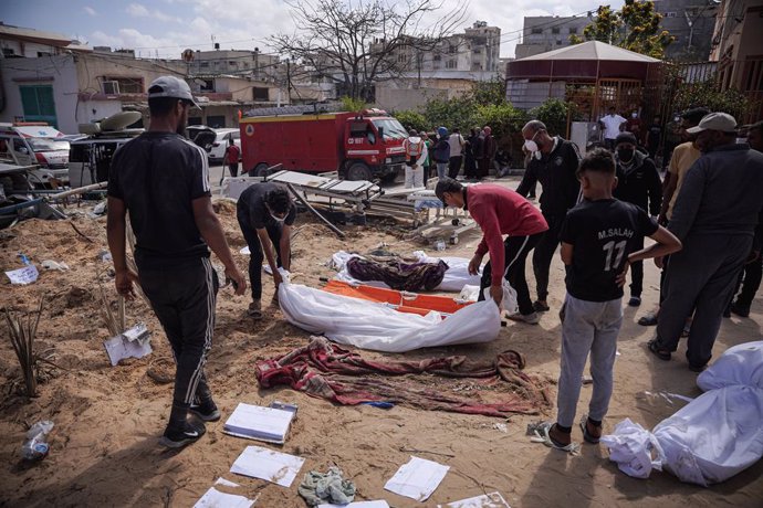 Cuerpos exhumados en una fosa común en el Hospital Naser de la ciudad de Jan Yunis, en el sur de la Franja de Gaza (archivo)