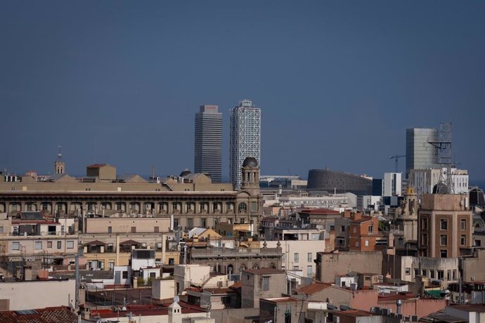 Archivo - Vista panorámica de Barcelona, con las Torres Mapfre al fondo.