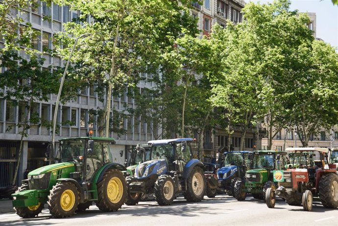 Tractores concentrados ante la sede de la Conselleria de Acción Climática de la Generalitat, a miércoles 8 de mayo de 2024. Interrumpen el tráfico en la parte central de la Gran Via de Barcelona