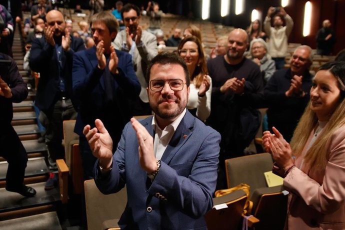 El presidente de la Generalitat y candidato de ERC a la reelección, Pere Aragons (c).