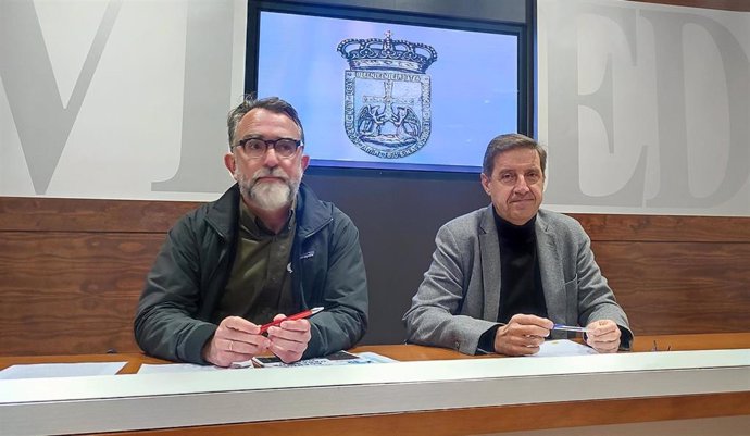El portavoz del PSOE en el Ayuntamiento de Oviedo, Carlos Fernández Llaneza, y el concejal socialista Juan Álvarez Areces, en rueda de prensa.