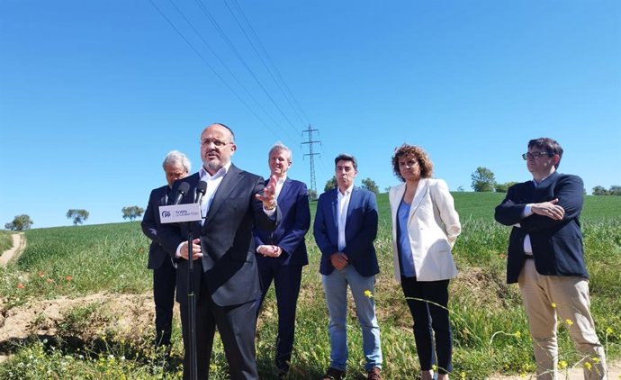 El candidato del PP a las elecciones catalanas, Alejandro Fernández, realiza declaraciones en Rubí (Barcelona).