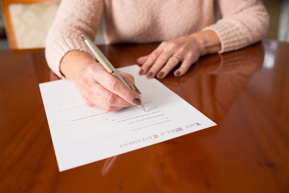 Archivo - Firma testamento.