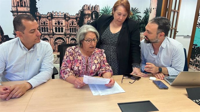 La concejala socialista en el Ayuntamiento de Málaga Mari Carmen Sánchez junto con otros ediles del PSOE en una imagen de archivo