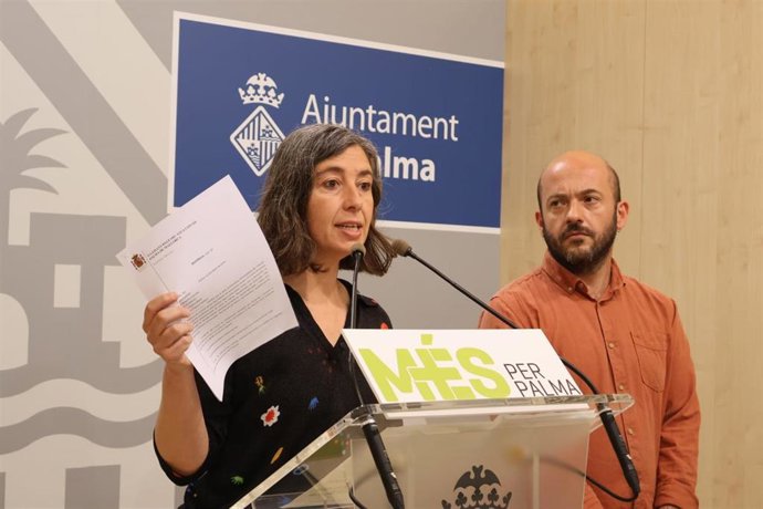 Los ediles ecosoberanistas Neus Truyol y Miquel Àngel Contreras.