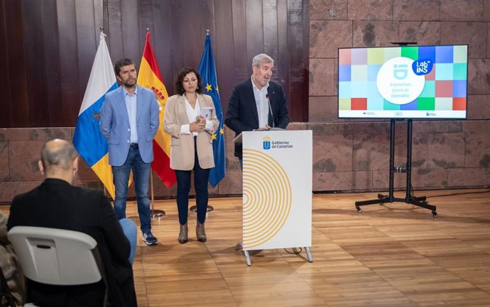 El presidente de Canarias, Fernando Clavijo, y el rector de la Universidad de La Laguna, Francisco García, presentan la Agenda DIScomplicada