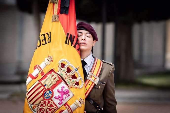 Una militar con la bandera de España, 