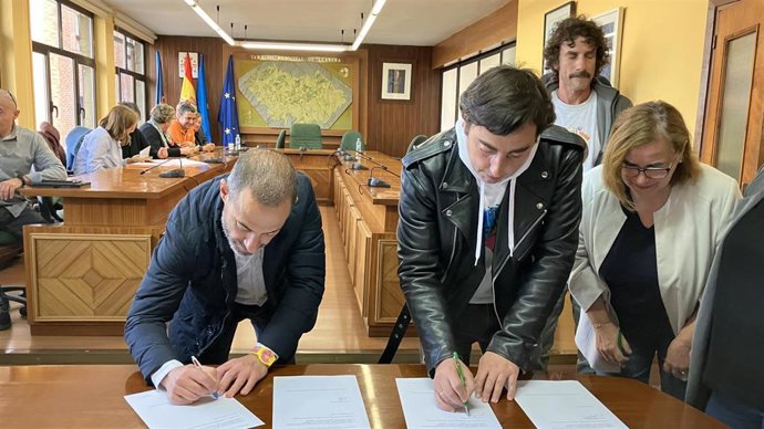 Los alcaldes de Siero y Llanera firman un documento sobre sus límites geográficos.