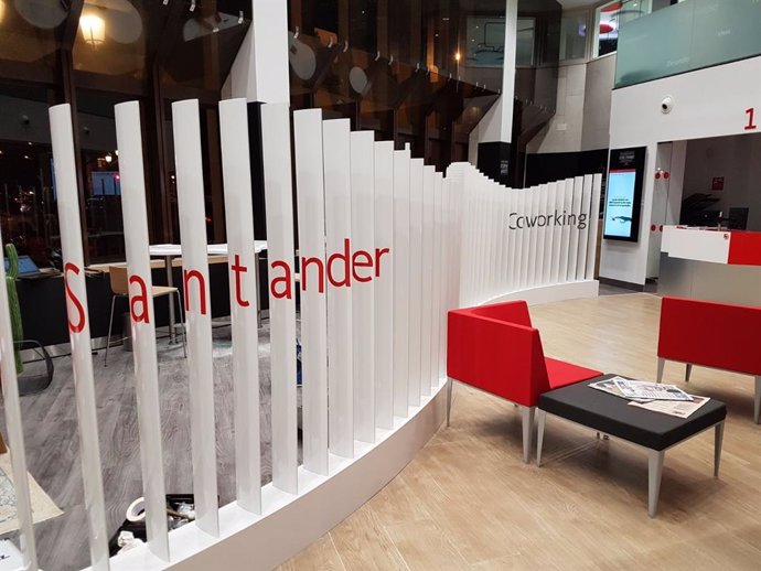 Archivo - Banco Santander ha iniciado un proceso de transformación en sus oficinas por el que habilitará espacios de 'coworking' para clientes y no clientes de la entidad con el objetivo de reforzar su imagen de marca