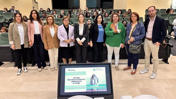 Dolores Sánchez (4ª izda.) en la inauguración de las Jornadas Preventivas de 'Atención a la Infancia y adolescencia en riesgo'.