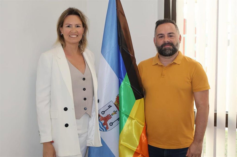 La delegada municipal de Igualdad, Abril Castillo, junto con el presidente de la Asociación Togayther, Emilio J. Cuevas, entidad sin ánimo de lucro que gestionará el espacio.