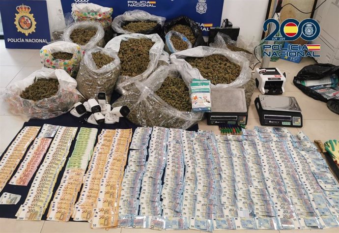 Cogollos de marihuana y dinero incautado en un chalet de Sanlúcar de Barrameda