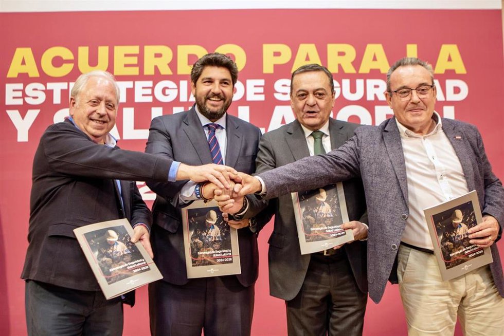 Acto de presentación en San Esteban de la nueva Estrategia de Seguridad y Salud Laboral 2024-2028 de la Comunidad. En la imagen, López Miras, junto a Jiménez (1i); Albarracín (2d), y Navarro (1d).