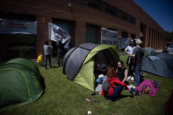 Varios estudiantes hacen una acampada para mostrar su apoyo al pueblo palestino y exigir el fin del conflicto en Gaza, en las inmediaciones de la Casa de Estudiantes de la Universidad Complutense 