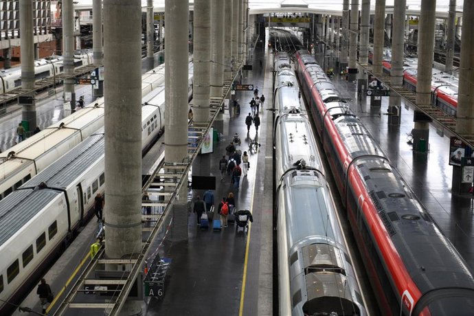 Varios viajeros durante la operación salida por el puente de mayo, en la Estación de Atocha